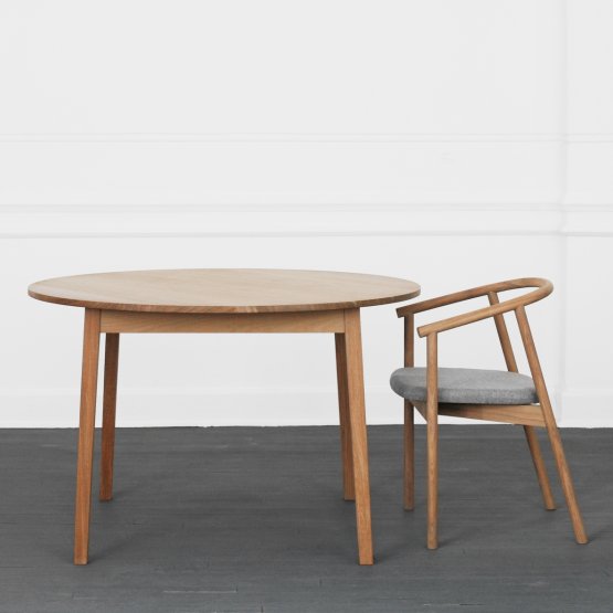 ROUND TAPERED LEG TABLE