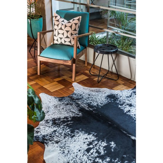 BLACK AND WHITE MEDIUM SALT AND PEPPER NGUNI COWHIDE RUG