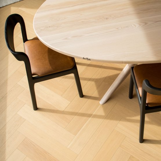 OVAL STELLAR DINING TABLE