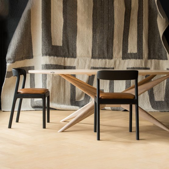 OVAL STELLAR DINING TABLE