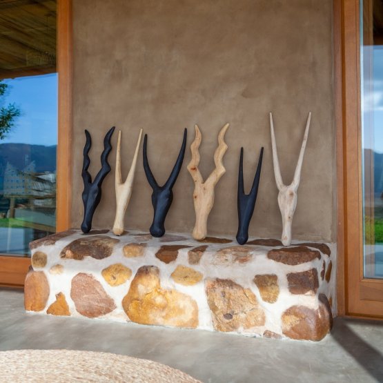 WIDE FACED BUSH BUCK WOODEN WALL DÉCOR